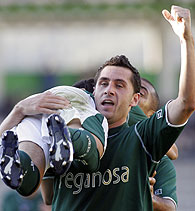 Javi Rodriguez lleva en brazos al goleador del Racing de Ferrol Jonathan Pereira