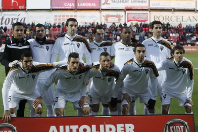 El once del Alba en El Alcoraz presentaba dos delanteros de inicio