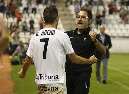 Antonio Gómez celebra con David Rocha el triunfo ante el Deportivo Alavés