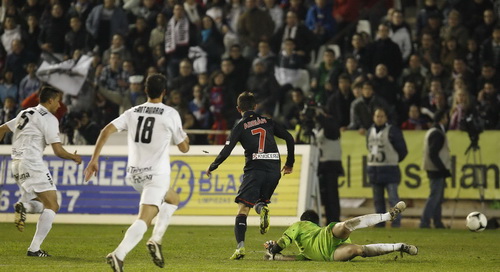 Adrián anota el gol colchonero tras una serie de errores de la zaga local