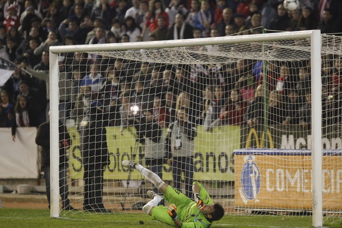 Adrián falla el dudoso penalty decretado por Teixeira lanzando el balón por encima del larguero de Campos