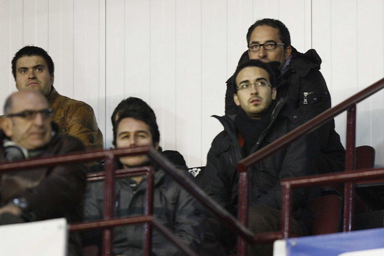 Antonio Gómez volvió a ver un partido desde la grada sancionado.