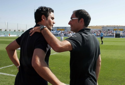 Antonio Gómez y Toril dos ex-jugadores del Alba ahora técnicos se saludan antes del encuentro