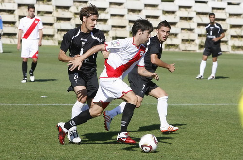 El albaceteño Perea entrena con el primer equipo rayista y juega en el filial