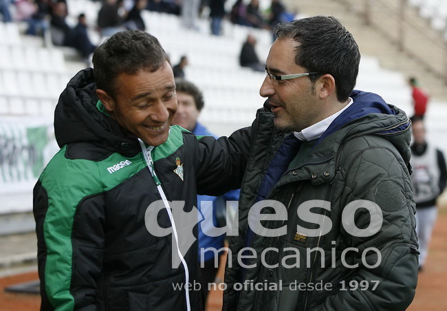 Antonio Gómez y Óscar Cano se saludan antes del inicio del encuentro
