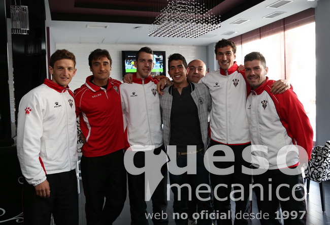 El jugador del Albacete cedido en el Écija Ramón Blázquez visitó a la expedición manchega en el hotel