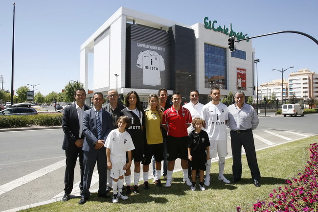 Foto de Familia con todo el material deportivo presentado por Kelme para el Albacete Balompié