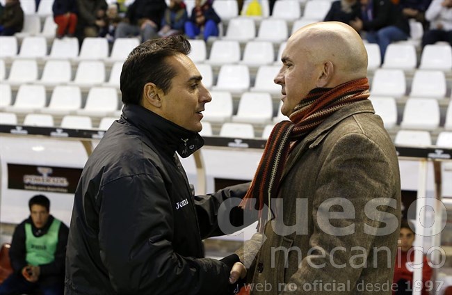 Luis César Sampedro y Carlos Pérez Salvachúa se saludan antes del inicio del encuentro Albacete Balompié - C.D. Guadalajara