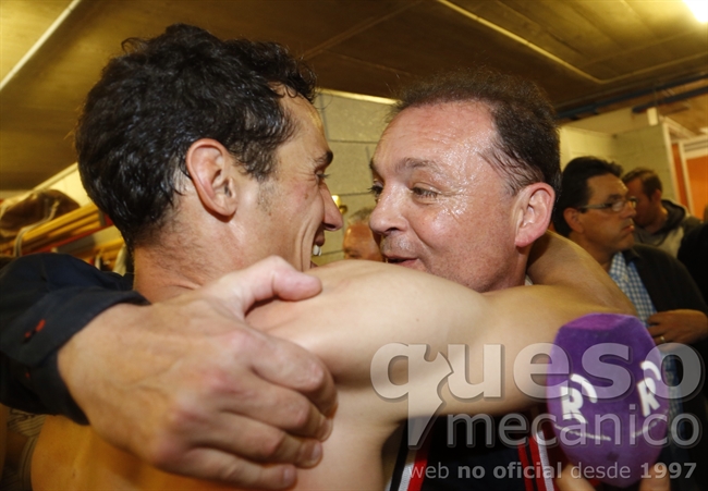 El presidente del Albacete Balompié José Miguel Garrido se abraza a Antonio Calle celebrando el ascenso