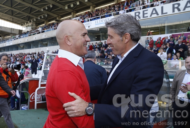 Luis César Sampedro y Paco Fernández se saludan antes del inicio del encuentro entre el Racing y el Albacete