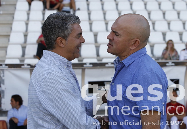 Luis César Sampedro y Joseba Aguado se saludan antes del inicio del encuentro