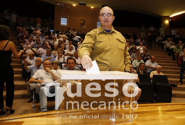 Joaquín Julián Echevarria votando en la Junta de Accionistas del pasado día 4