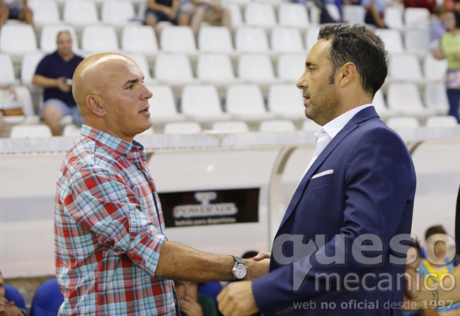Luis César Sampedro y Pepe Bordalás se saludan antes del inicio del encuentro entre Albacete y Alcorcón