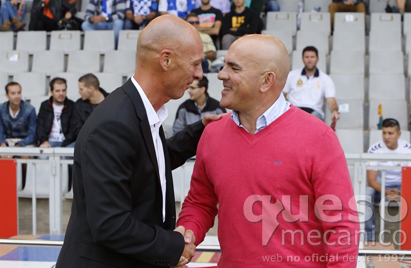 Luis César Sampedro y Miquel Olmo se saludan antes del inicio del encuentro