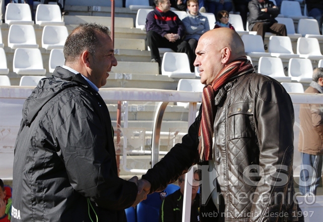 Luis César Sampedro y uno de los entrenadores del Llagostera Oriol Alsina se saludan antes del inicio del encuentro