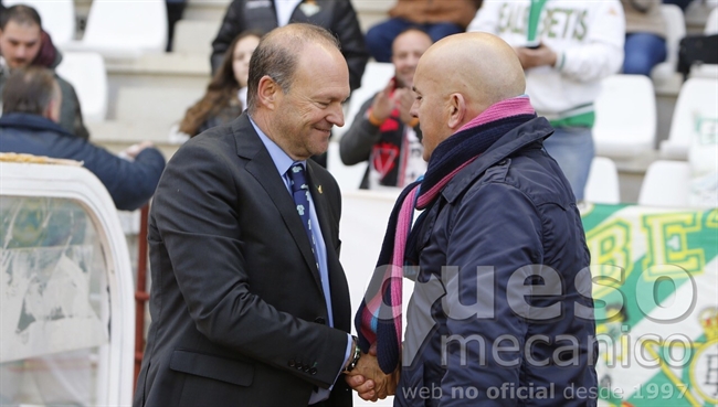 Pepe Mel y Luis César Sampedro se saludan antes del inicio del encuentro