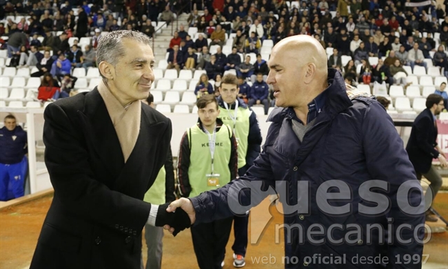 Luis César Sampedro y Carlos Terrazas se saludan antes del inicio del encuentro