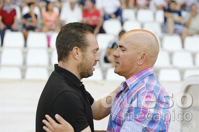 Luis César Sampedro y Luis García Tevenet se saludan antes del inicio del encuentro