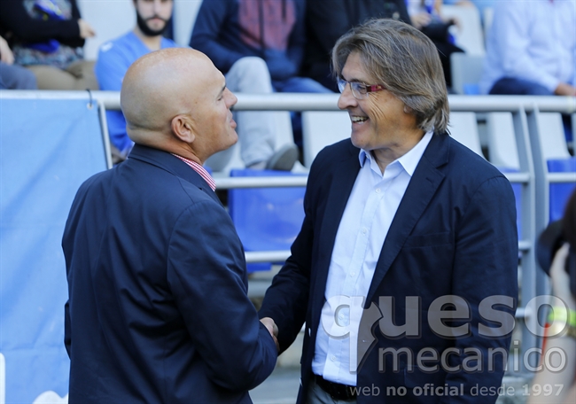 Luis César Sampedro y Sergio Egea se saludan antes del inicio del encuentro