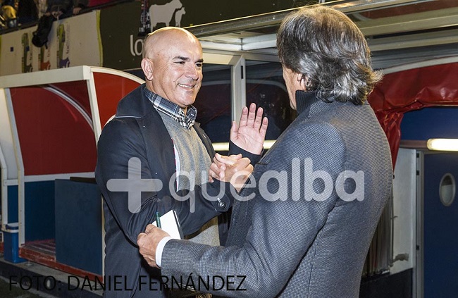 Enrique Martín y Luis César Sampedro se saludan antes del inicio del encuentro
