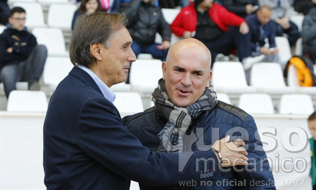 Miguel Ángel Portugal y Luis César Sampedro se saludan antes del inicio del encuentro