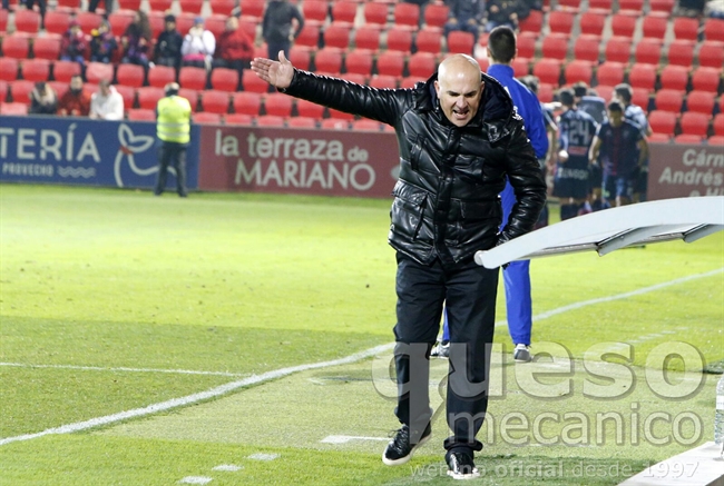 Luis César Sampedro muy enfadado durante un lance del partido ante el Huesca