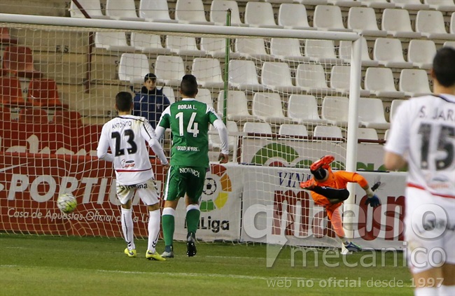 Apenas dos minutos de encuentro y el Alba ya caía 0-1, al aprovechar Borja Lázaro el enésimo fallo de la zaga blanca