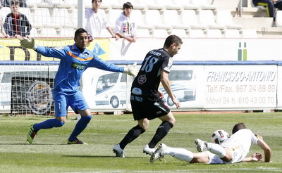David Rodríguez se dispone a batir a Keylor Navas en el Gol del Celta de Vigo