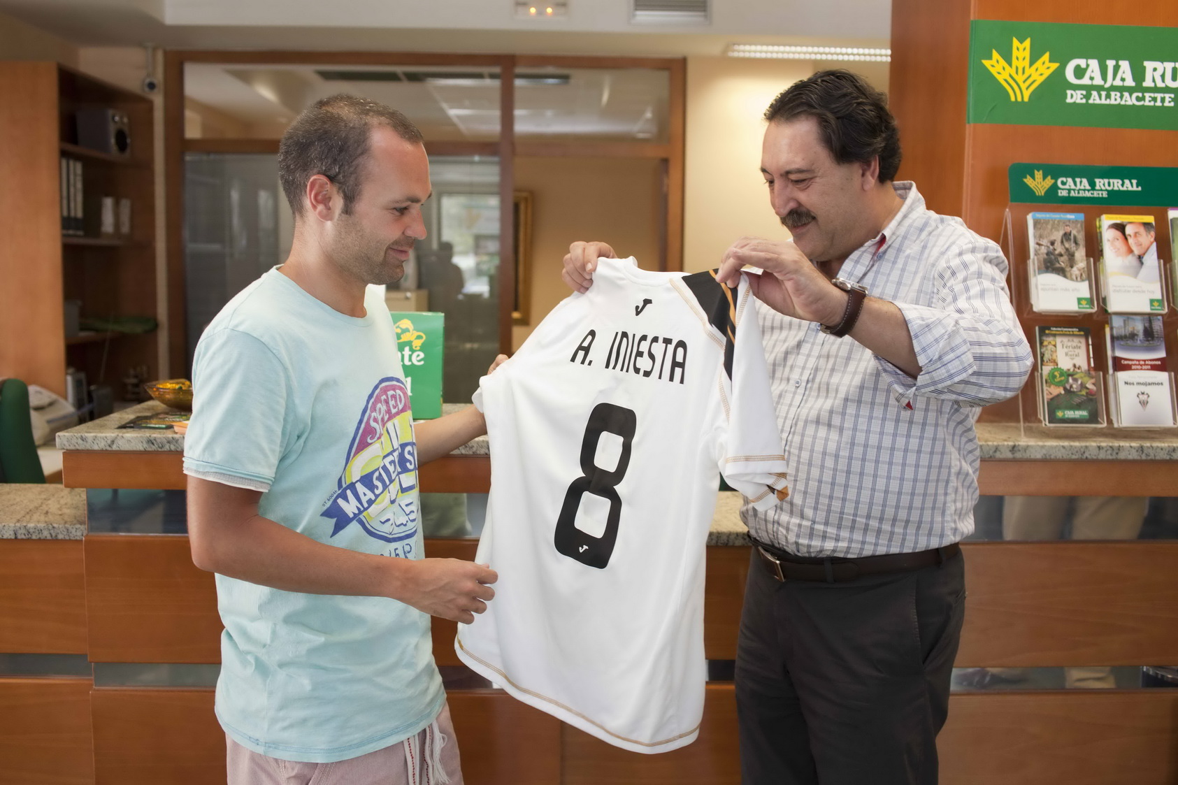 Andrés Iniesta "se moja" por el ALBA