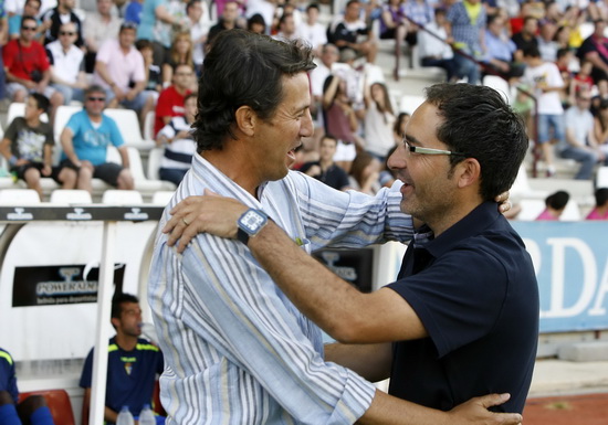 Antonio Gómez y José González técnicos de Albacete y Cádiz se saludan antes del inicio del encuentro