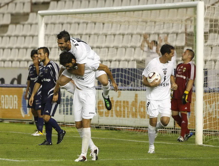 Santamaría es felicitado por Torres tras anotar el tercer gol del Alba