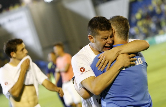 Victor Curto es consolado por un auxiliar del Alba al finalizar la tanda de penalties