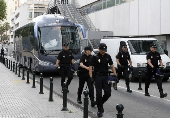 El autobús del Alba tuvo que ser escoltado por la policía tras ser atacado en Chiclana por aficionados cadistas