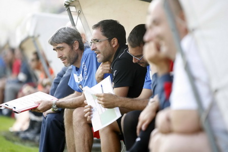Antonio Gómez y Zigor Aranalde en el banquillo del Estadio Barreiro