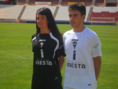 El Alba presenta su nueva equipación y a Iniesta como patrocinador