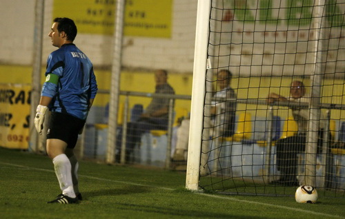 El guardameta del Sporting de la Gineta Buyo se muestra resignado tras encajar el segundo gol de la noche