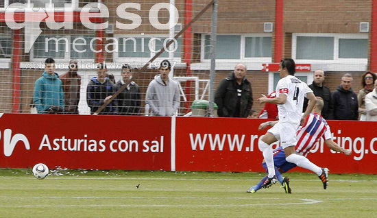 El ex- del Alba Guille Pérez anota el gol del empate del Sporting B tras un fallo garrafal de la zaga albaceteña