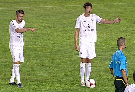 Antonio Calle y Raúl Ruiz instantes antes del lanzamiento que supuso el gol del Alba ante el Real Madrid Castilla