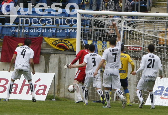 El Cádiz dispuso de las ocasiones más claras durante el primer tiempo con dos goles anulados y un tiro al poste