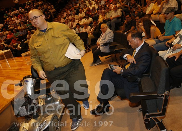 Joaquín Echevarria se dirige hacia el estrado mientras Garrido consulta su tablet