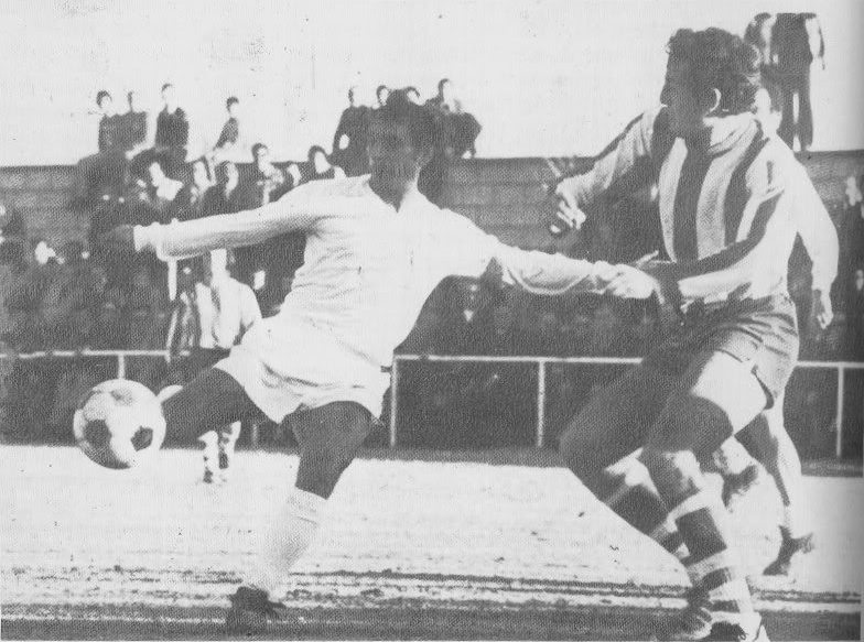 Juanito Rodríguez en un lance del encuentro Atlético Albacete - Albacete Balompié de la Temporada 1976-77