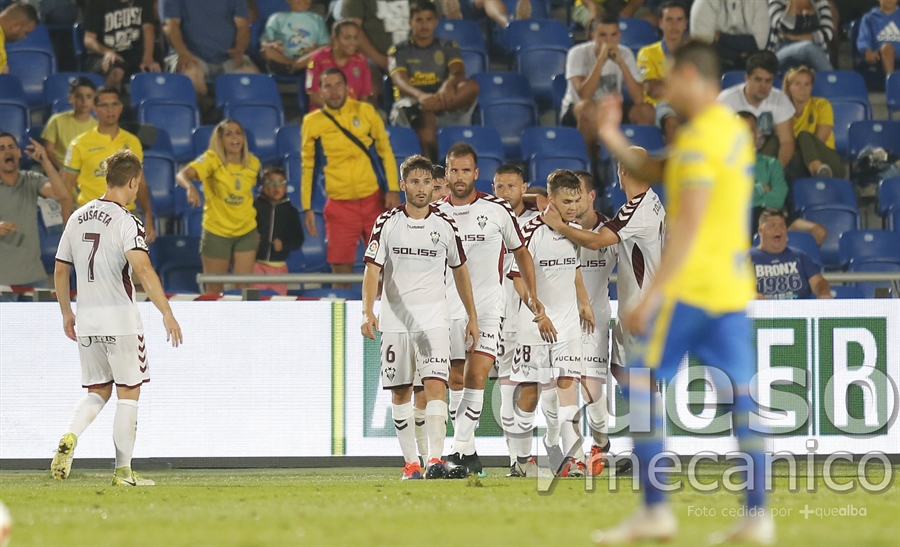 Los jugadores blancos festejaron como una victoria el empate ante un recién descendido como la U.D. Las Palmas