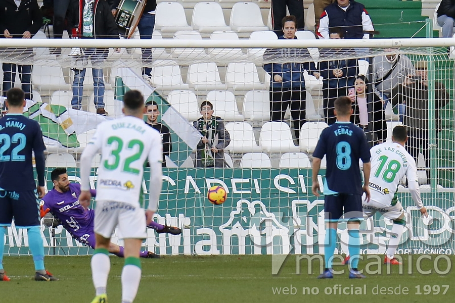 Miguel de las Cuevas anotaba el penalty que ponía al Córdoba por delante en el marcador