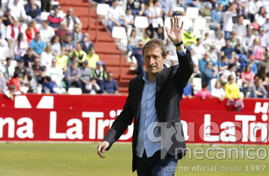Luis Miguel Ramis saluda a los aficionados que presenciaron este Albacete - Elche