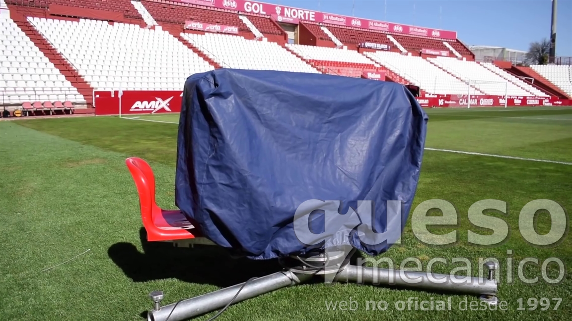 Foto de una cámara de televisión en el Estadio Carlos Belmonte de Albacete