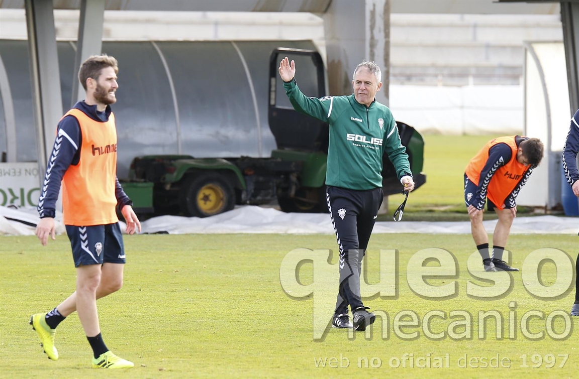 Lucas Alcaraz dirige un entrenamiento del Albacete Balompié