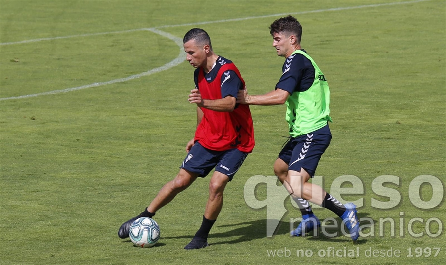 Karim Azamoum controla la pelota en un entrenamiento ante la presencia de Fran García