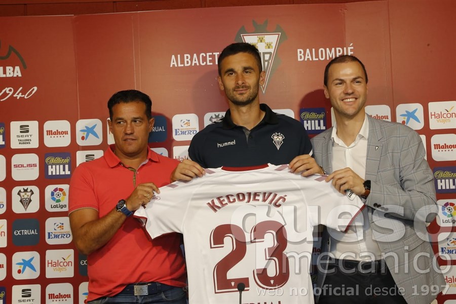 Ivan Kecojević acompañado de Luis Casas y Víctor Varela