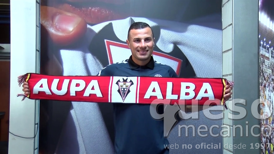 Karim Azamoum posa con una bufanda del Alba después de ser presentado oficialmente como jugador blanco