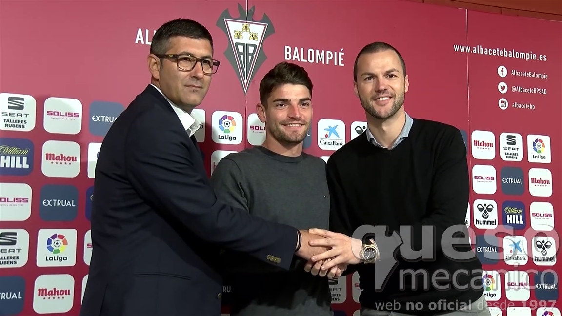 Víctor Varela y Mauro Pérez acompañan a Fran García en la rueda de presentación de su renovación como jugador del Albacete Balompié